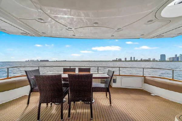 85ft Azimut Del Mar premium amenities